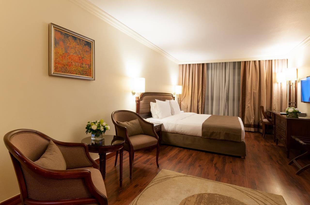 Le Commodore Hotel Beirut Esterno foto